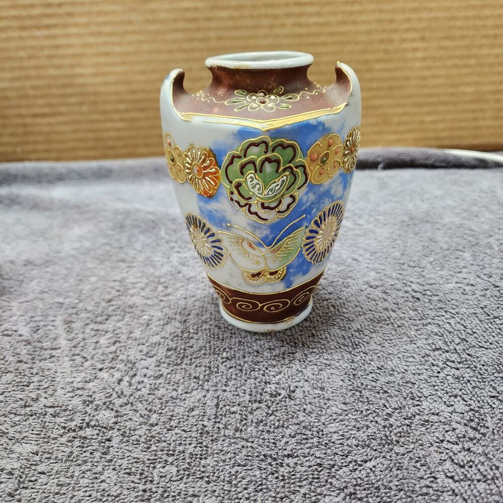 Vintage Small hand painted raised paint vase made in Japan rr